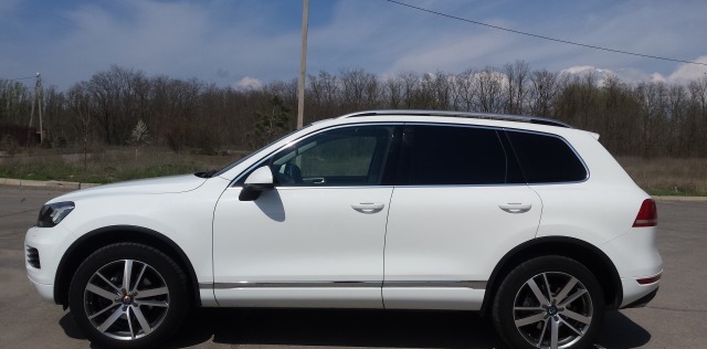 Volkswagen Touareg white
