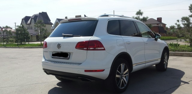 Volkswagen Touareg white