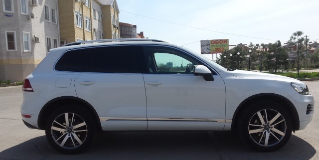 Volkswagen Touareg white