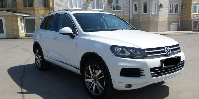Volkswagen Touareg white