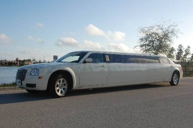 Chrysler 300C Limousine (white)