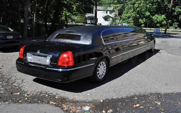 Lincoln Town Car black
