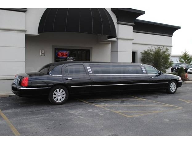 Lincoln Town Car Limousine (black)