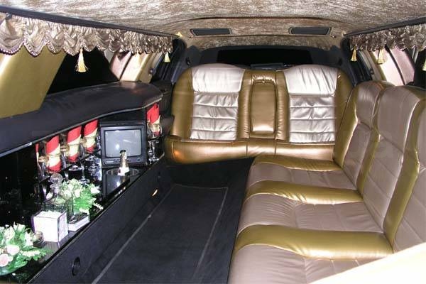 Lincoln Town Car Limousine (gold)