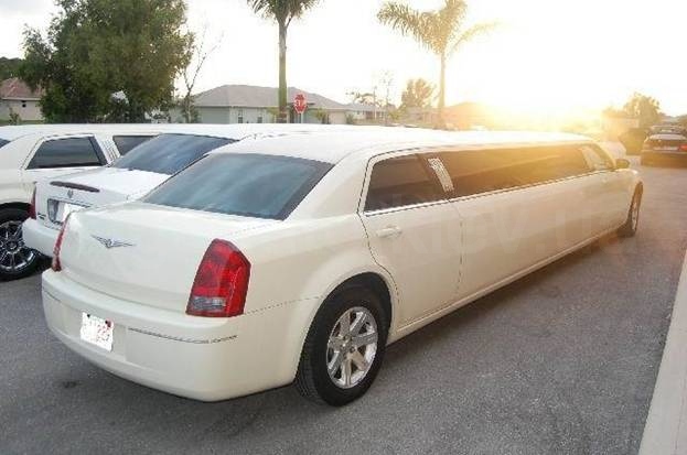 Chrysler 300C Limousine (white)