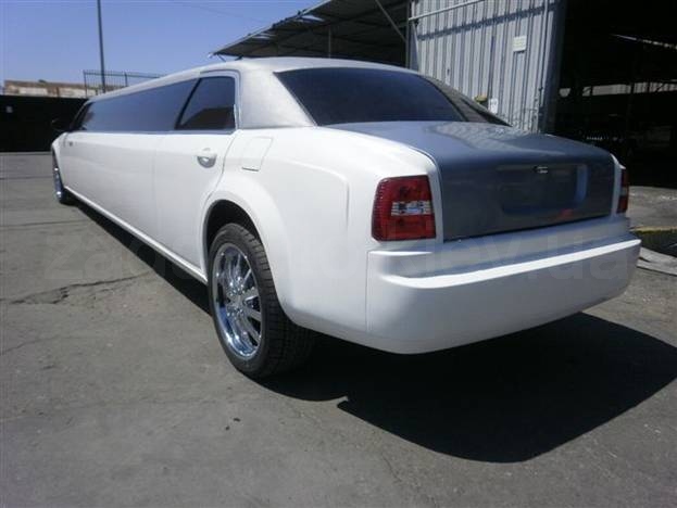 Chrysler 300C Limousine EXC (white)