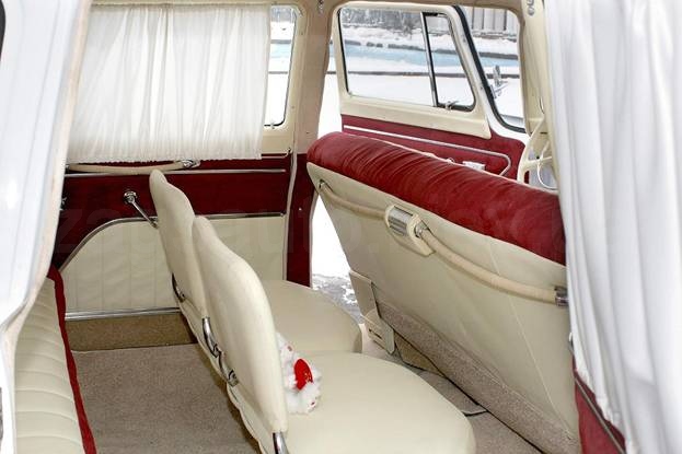 ГАЗ 13 – Чайка (бело-розовая)