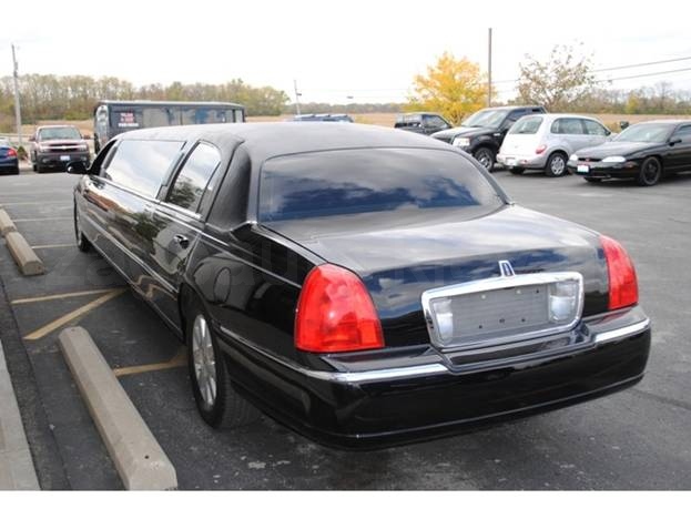 Lincoln Town Car Limousine (black)
