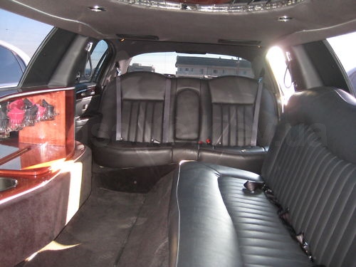 Lincoln Town Car Limousine (black)