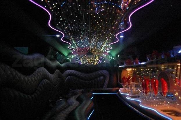 Chrysler 300C Limousine (white)