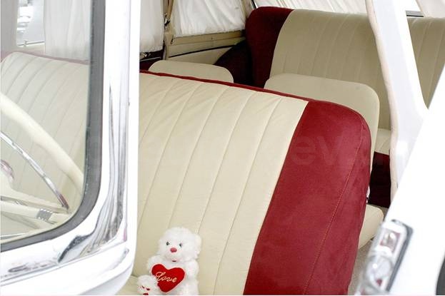 ГАЗ 13 – Чайка (бело-розовая)