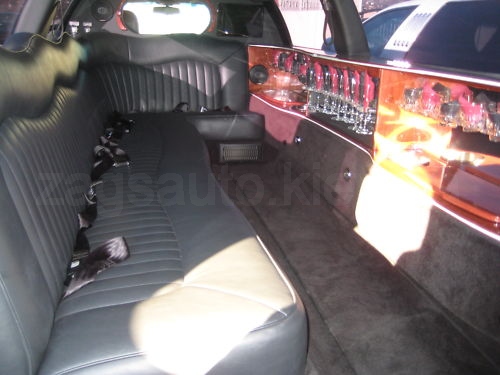 Lincoln Town Car Limousine (black)