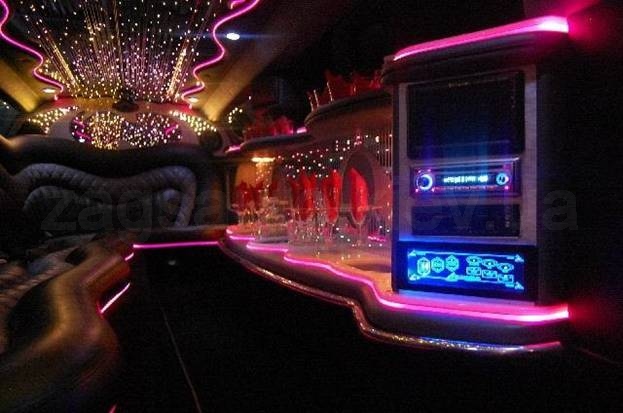 Chrysler 300C Limousine (white)