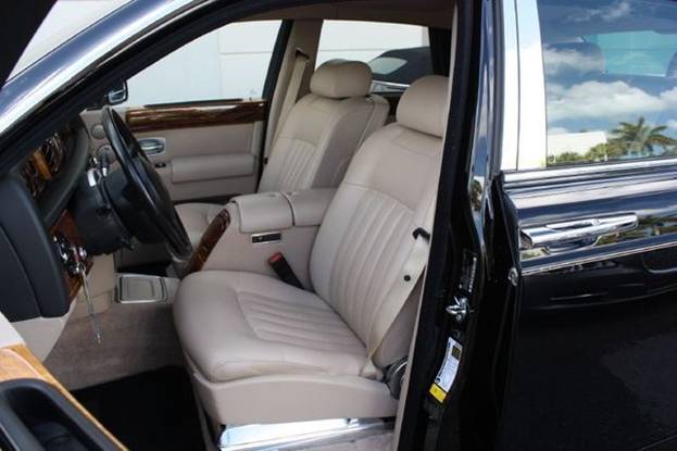 Rolls-Royce Phantom (black)