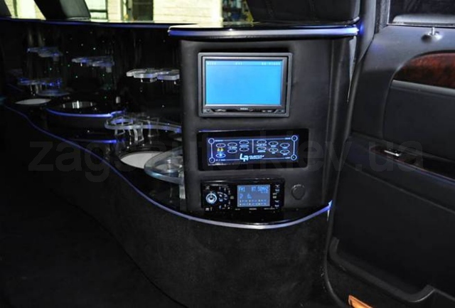 Lincoln Town Car black