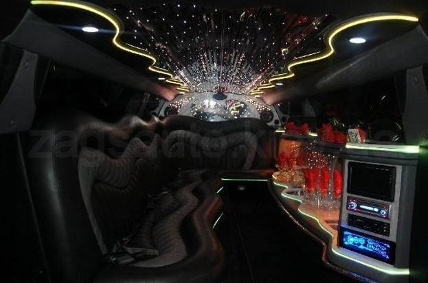 Chrysler 300C Limousine (white)