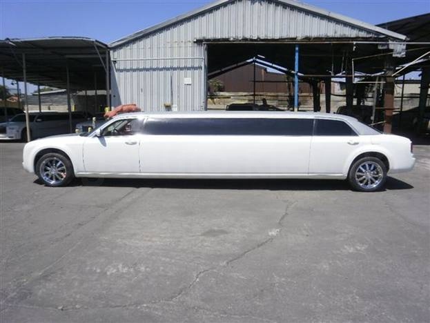 Chrysler 300C Limousine EXC (white)