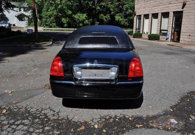 Lincoln Town Car black