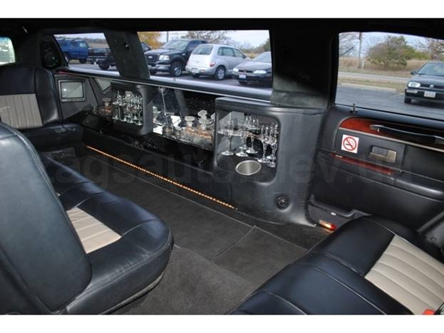 Lincoln Town Car Limousine (black)
