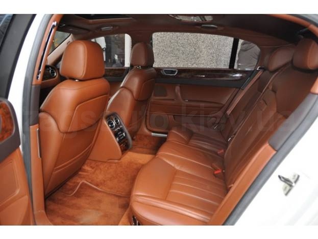 Bentley Flying Spur (white)