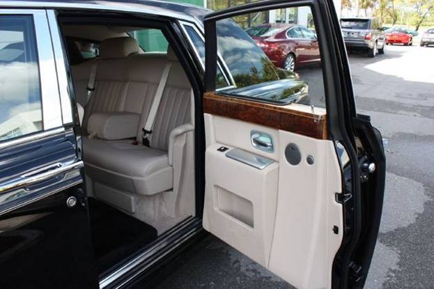 Rolls-Royce Phantom (black)