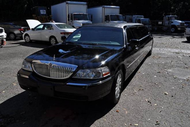 Lincoln Town Car black