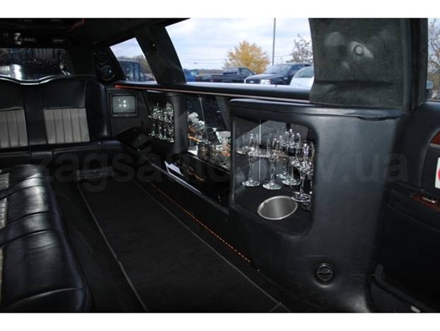 Lincoln Town Car Limousine (black)