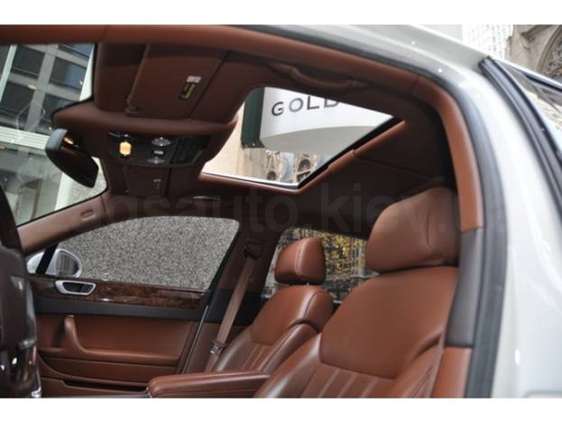 Bentley Flying Spur (white)