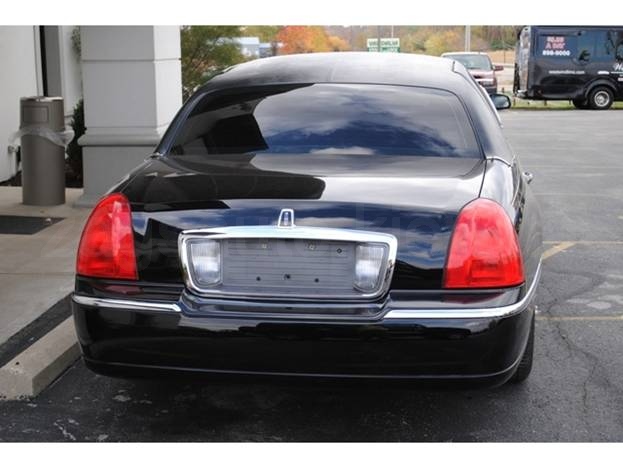 Lincoln Town Car Limousine (black)