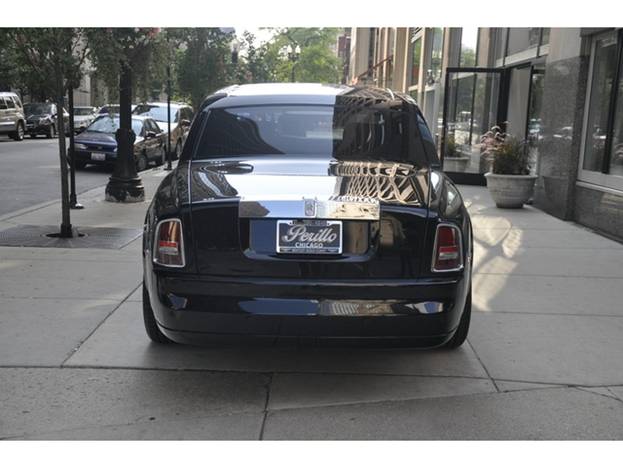 Rolls-Royce Phantom (black)