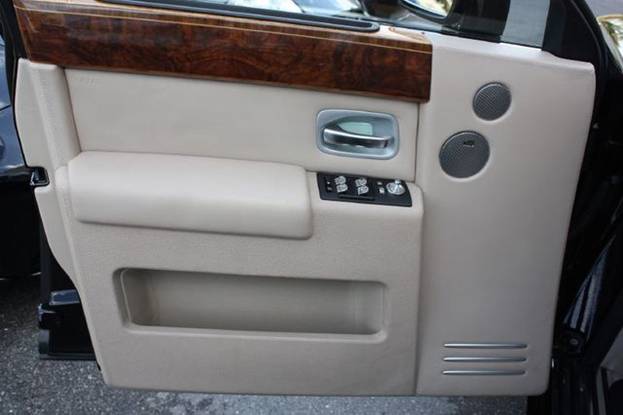 Rolls-Royce Phantom (black)