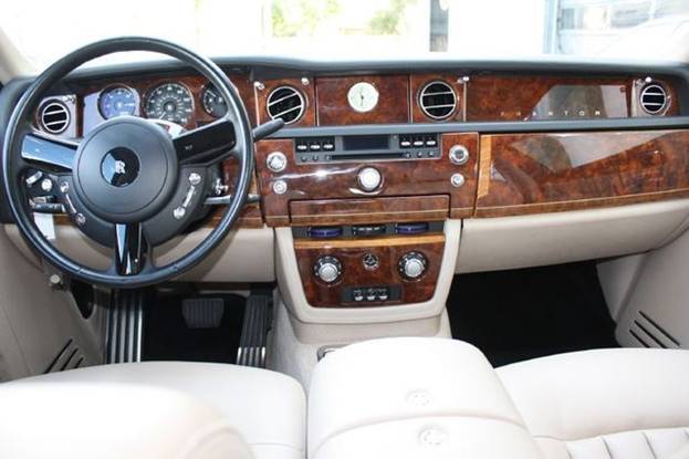 Rolls-Royce Phantom (black)