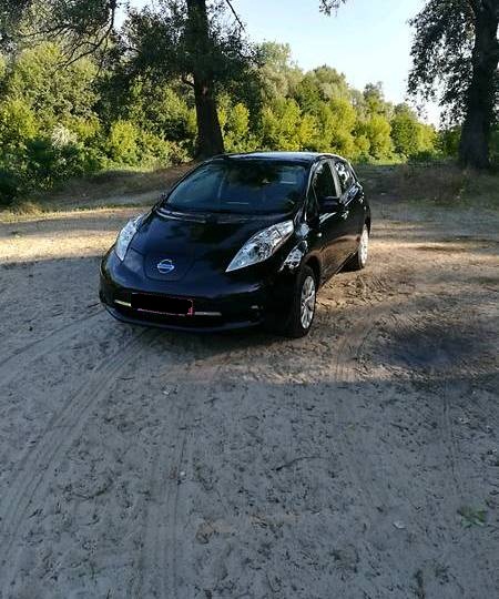 Nissan Leaf (black)