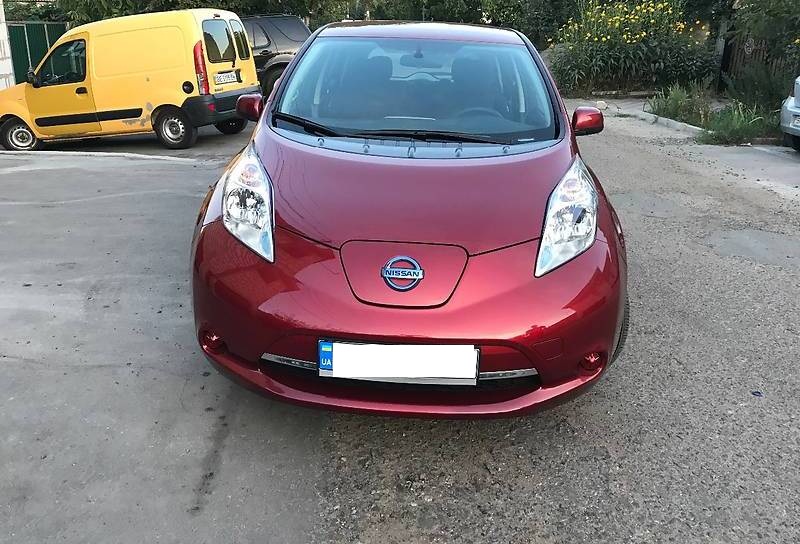 Nissan Leaf (red)