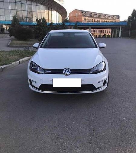 Volkswagen e-Golf (white)
