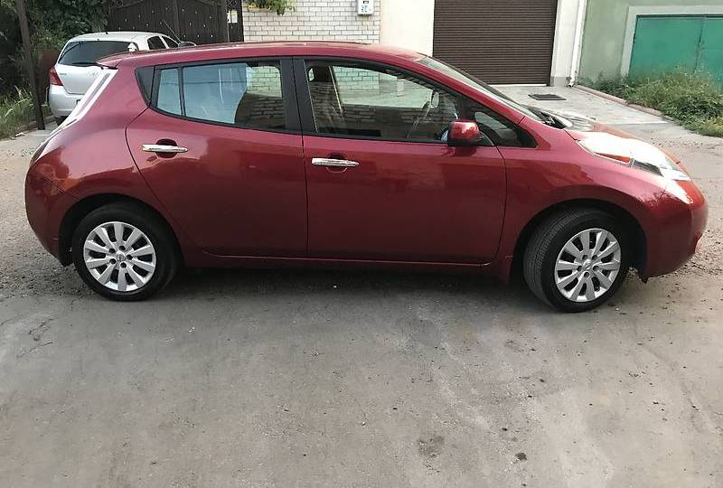 Nissan Leaf (red)