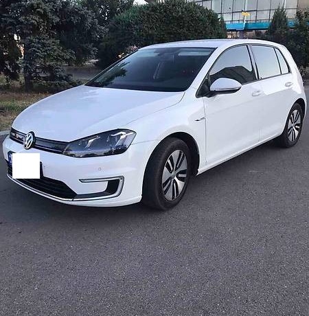 Volkswagen e-Golf (white)