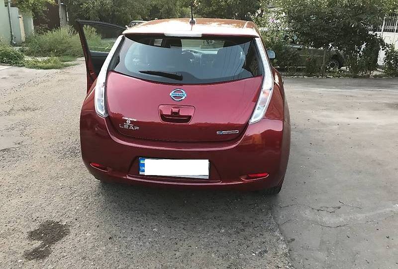 Nissan Leaf (red)