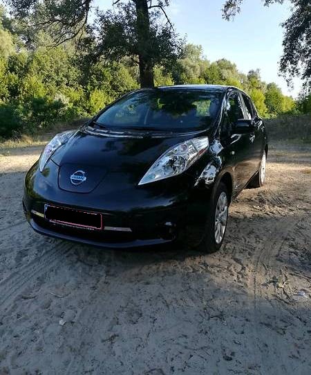 Nissan Leaf (black)