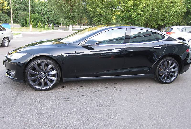 Tesla S85