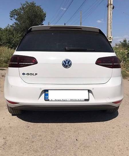 Volkswagen e-Golf (white)