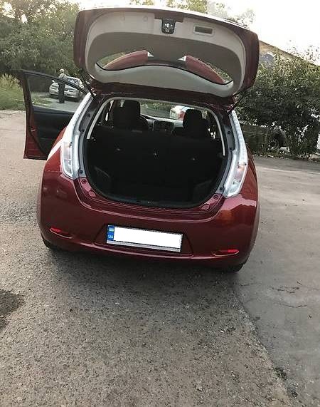 Nissan Leaf (red)