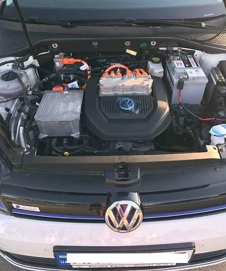 Volkswagen e-Golf (white)