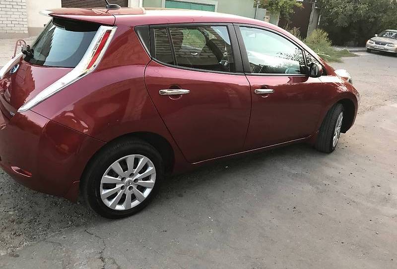 Nissan Leaf (red)