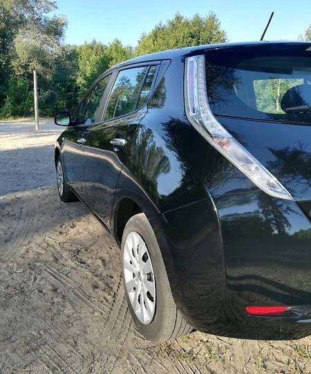 Nissan Leaf (black)