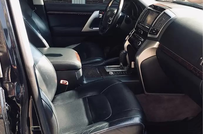 Toyota Land Cruiser 200 black