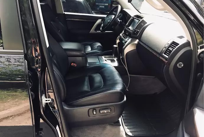 Toyota Land Cruiser 200 black