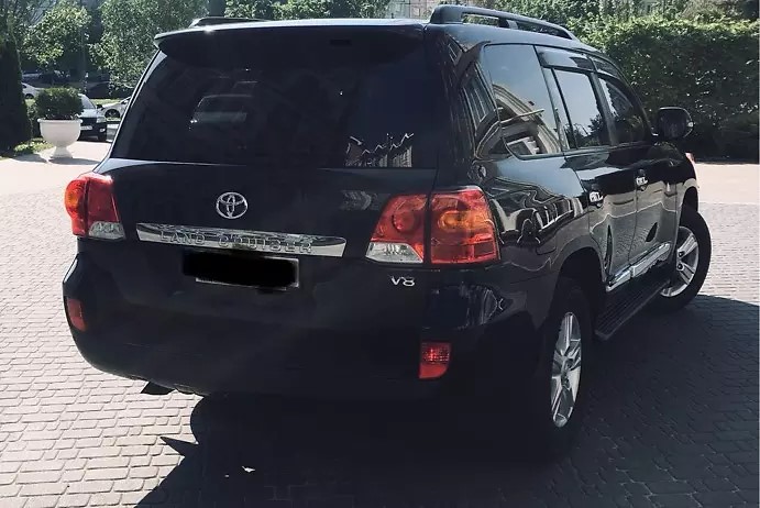 Toyota Land Cruiser 200 black