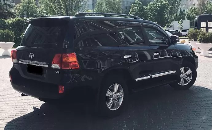 Toyota Land Cruiser 200 black