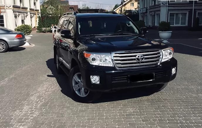 Toyota Land Cruiser 200 black
